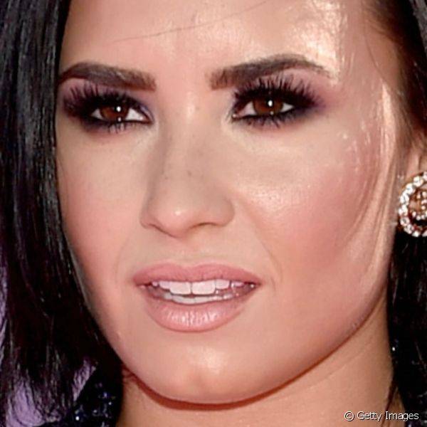 Demi Lovato combinou c?lios posti?os e sobrancelhas desenhadas com sombra vinho bem suave e, nas unhas, ela usou um esmalte azul metalizado